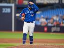 Le lanceur partant des Blue Jays Alek Manoah réagit sur le monticule en jouant contre les Astros de Houston à Toronto le lundi 5 juin 2023. Les Jays envoient Manoah aux mineurs après son dernier départ décevant. 