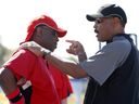 L'ancien gérant des Blue Jays de Toronto, Cito Gaston (à droite), s'entretient avec le gérant des Reds de Cincinnati, Dusty Baker.