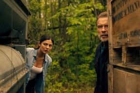 Monica Barbaro et Arnold Schwarzenegger dans une scène du FUBAR de Netflix