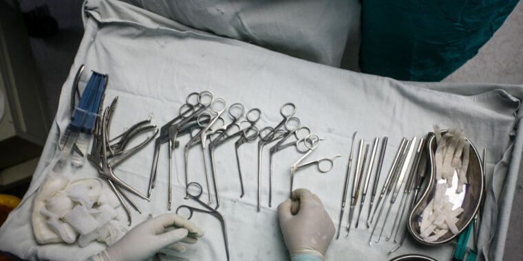 Le personnel de l’hôpital californien demande l’arrêt des chirurgies pour des particules bizarres