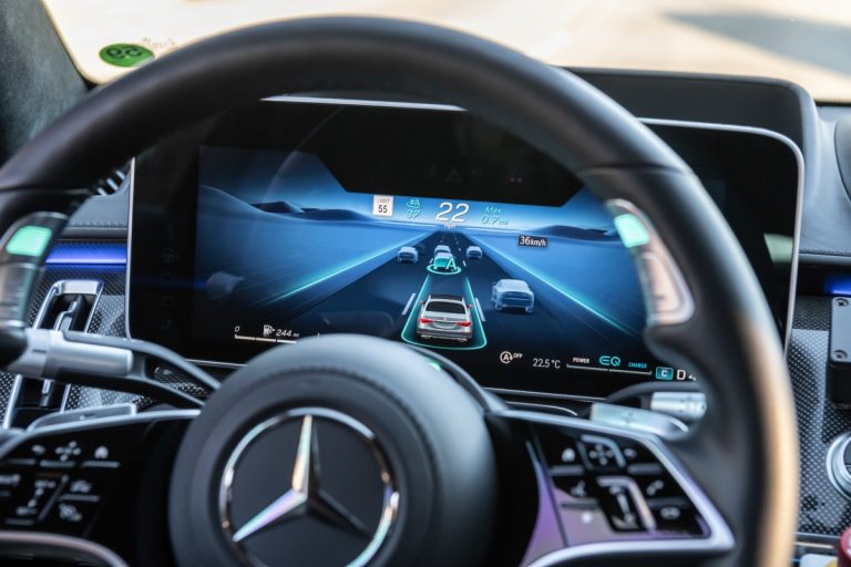 Mercedes est la première à vendre des véhicules en Californie avec une conduite automatisée mains libres et yeux fermés