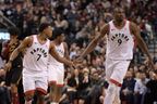 Le gardien des Raptors de Toronto, Kyle Lowry (7), frappe les mains du centre Serge Ibaka (9) après avoir marqué un panier contre les Cleveland Cavaliers en seconde période à la Scotiabank Arena.  Dan Hamilton - USA AUJOURD'HUI Sports