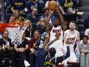 Jimmy Butler des Miami Heat tire sur Kentavious Caldwell-Pope des Denver Nuggets lors de la finale de la NBA.