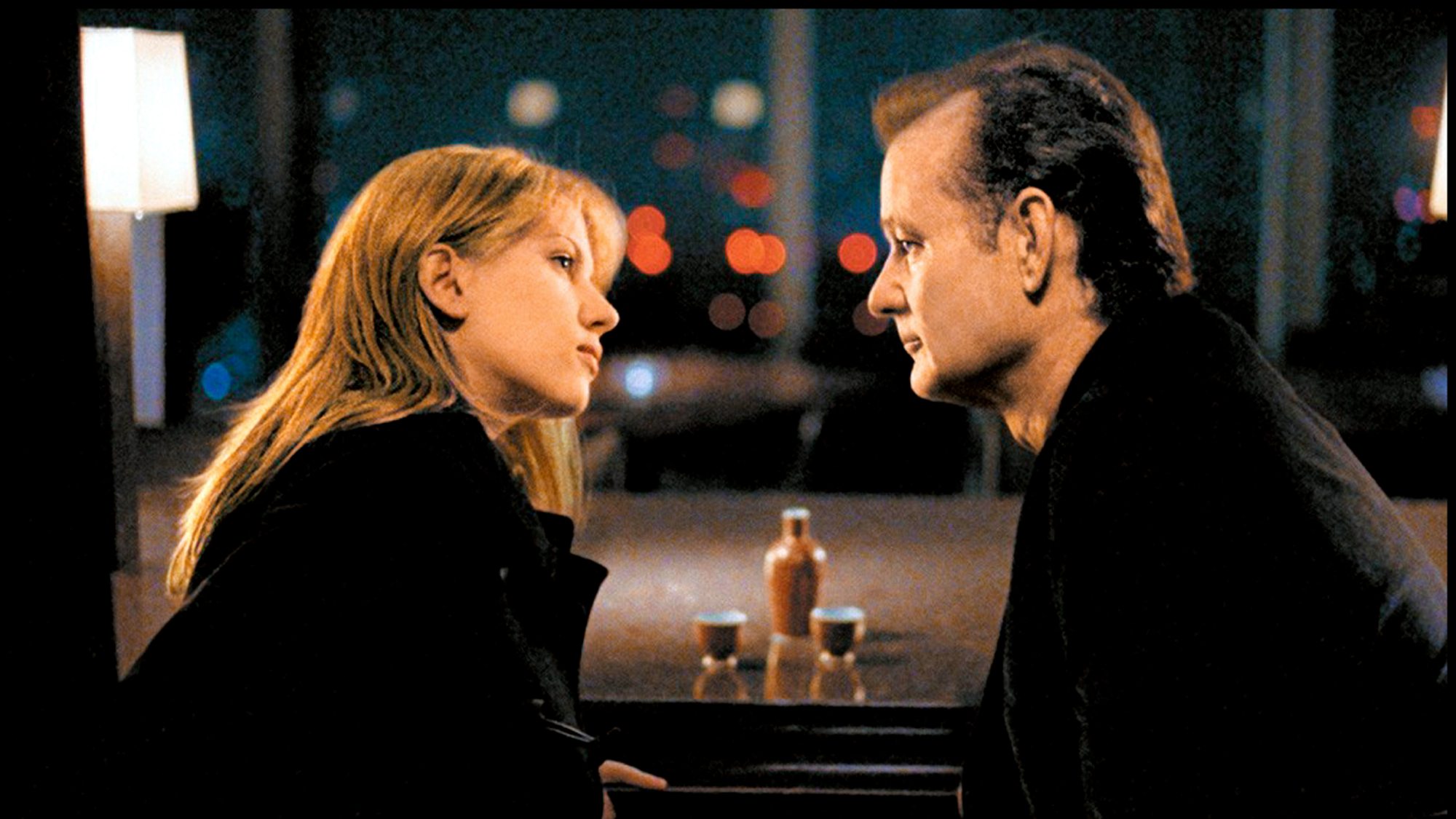 (De gauche à droite) Scarlett Johansson comme Charlotte et Bill Murray comme Bob dans Lost in Translation