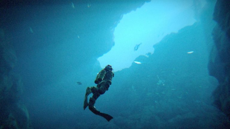 Under the Waves est une lettre d’amour captivante au chagrin des profondeurs