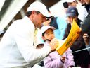 Rory McIlroy, d'Irlande du Nord, signe des autographes pour les fans après le Pro-Am de l'Omnium canadien RBC.