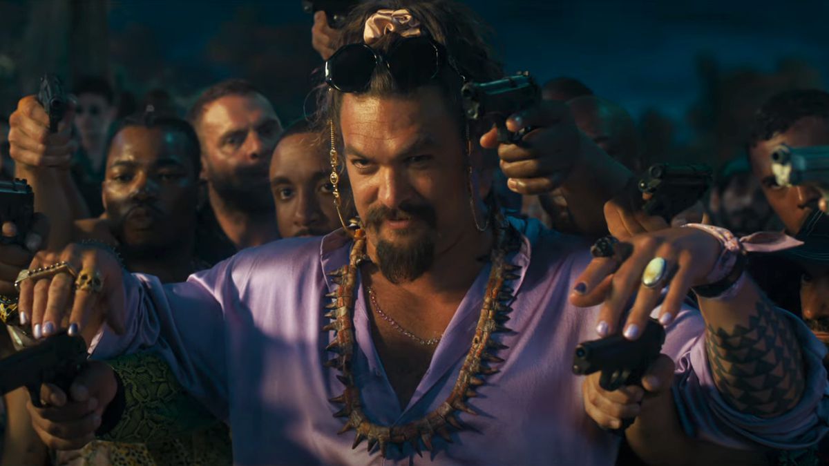 Jason Momoa est flanqué d'un milliard d'armes à feu alors qu'il pose avec ses ongles peints dans la bande-annonce de Fast X.