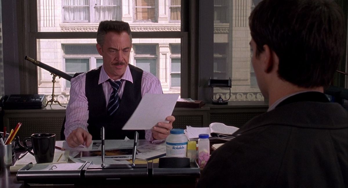 JK Simmons, l'air en colère, dans le rôle de J. Jonah Jameson dans Spider-Man de Sam Rami.