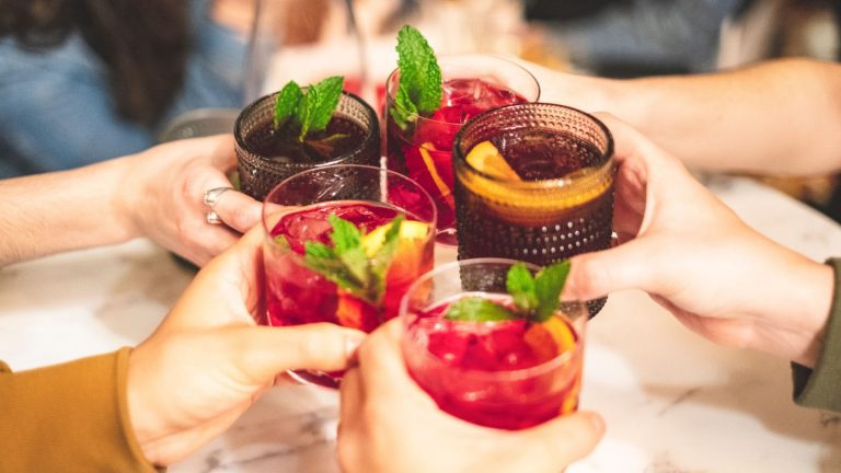 Vous pouvez faire de la sangria avec une presse française – LifeSavvy