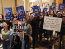 Les manifestants se tiennent devant la salle du Sénat à l'Indiana Statehouse le 22 février 2023 à Indianapolis. 