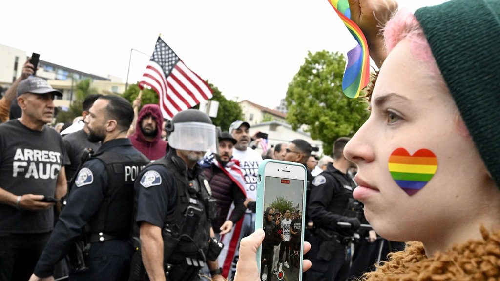 Plaidoyer d'un écrivain de télévision à la suite des confrontations LGBTQ : ne laissez pas les groupes haineux fleurir dans les écoles californiennes
