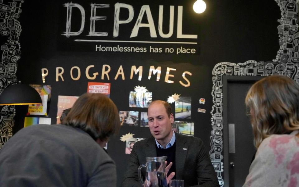 Le prince de Galles rencontre des clients lors d'une visite à Depaul, une organisation caritative pour les jeunes sans-abri, pour souligner le travail qu'ils font pour aider les jeunes le 19 janvier - Kirsty Wigglesworth/POOL/AFP