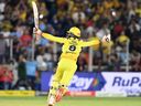 Ravindra Jadeja des Super Kings de Chennai célèbre la victoire de son équipe.