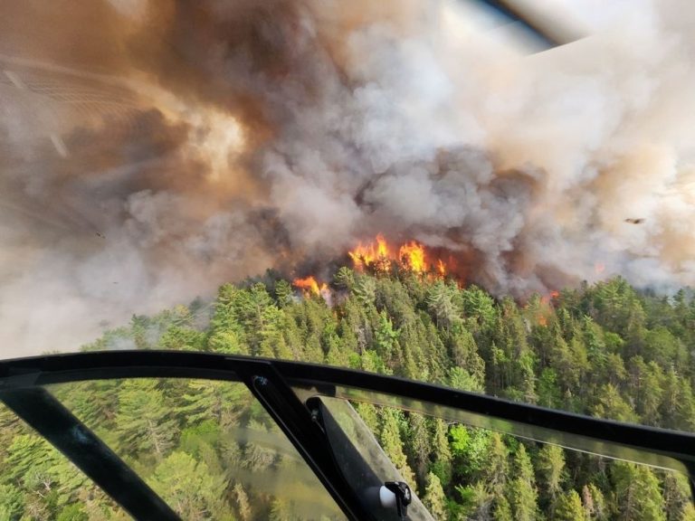 La qualité de l’air s’améliore à Toronto, mais le ciel enfumé persiste dans certaines parties de l’Ontario et de l’Alberta