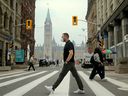 Le ciel brumeux et la fumée des feux de forêt ont continué de remplir l'air à Ottawa mercredi, incitant de nombreuses personnes à l'extérieur à porter des masques faciaux et à éviter autant que possible la pollution de l'air.  La qualité de l'air s'est améliorée jeudi mais pourrait encore se détériorer d'ici le week-end. 