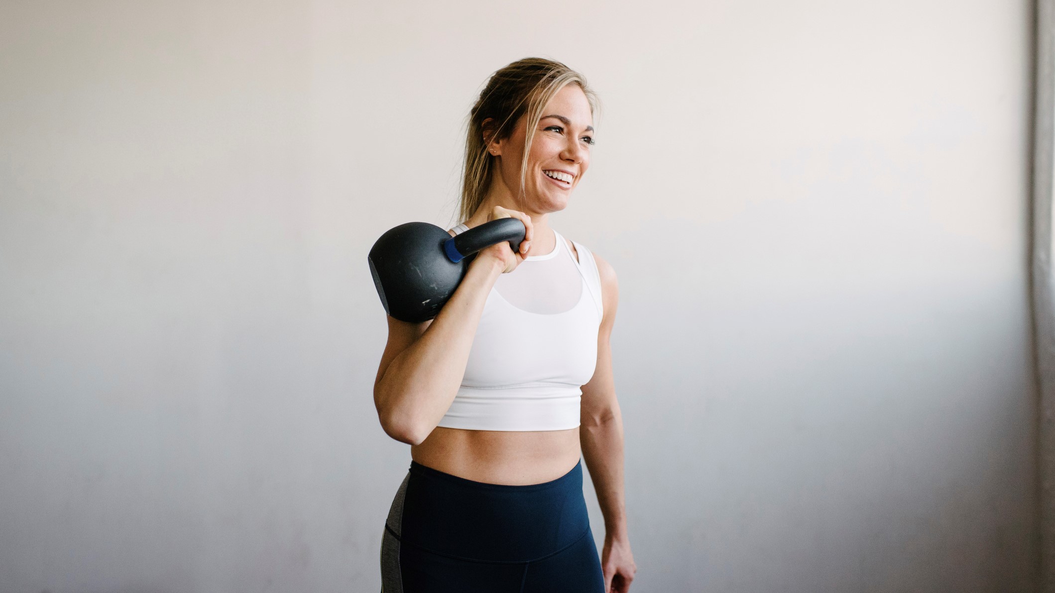 une photo d'une femme tenant un kettlebell