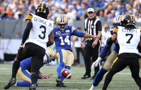 Sergio Castillo lance l'un de ses quatre paniers pour les Blue Bombers de Winnipeg lors de leur victoire d'ouverture de la saison contre les Tiger-Cats de Hamilton.