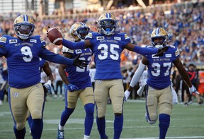 Demerio Houston des Blue Bombers de Winnipeg célèbre sa première interception du match, au premier quart vendredi soir.