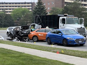 Les conséquences d'un accident impliquant plusieurs véhicules sur Derry Rd., juste à l'ouest de Rexwood Rd., à Mississauga, le jeudi 8 juin 2023.