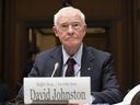 David Johnston, rapporteur spécial indépendant sur l'ingérence étrangère attend de comparaître devant le Comité permanent de la procédure et des affaires de la Chambre sur la Colline du Parlement, le mardi 6 juin 2023 à Ottawa.  LA PRESSE CANADIENNE/Adrian Wyld