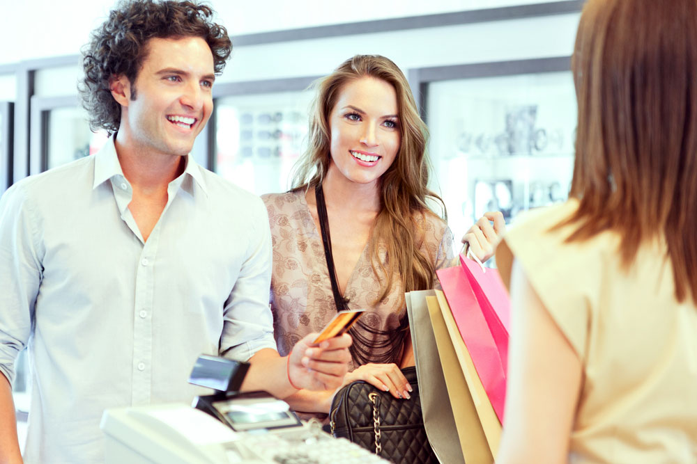 Deux personnes faisant du shopping