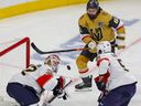 Sergei Bobrovsky des Panthers de la Floride fait un arrêt contre Mark Stone des Golden Knights de Vegas.