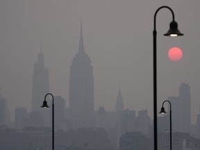 Le soleil se lève sur un ciel voilé de New York vu de Jersey City, NJ,