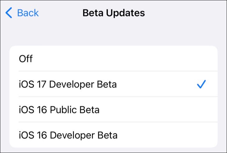 Sélectionnez Developer Beta dans le menu Software Update > Beta Updates dans iOS » width= »730″ height= »494″ src= »/pagespeed_static/1.JiBnMqyl6S.gif » onload= »pagespeed.lazyLoadImages.loadIfVisibleAndMaybeBeacon(this); » onerror= »this.onerror=null;pagespeed.lazyLoadImages.loadIfVisibleAndMaybeBeacon(this); »/></p>
<p>Le processus est presque identique sur macOS 13.4 et versions ultérieures.  Dirigez-vous vers Paramètres système> Général> Mise à jour du logiciel, puis cliquez sur le bouton d’information « i » à côté de « Mises à jour bêta » et sélectionnez la version bêta de votre choix.  N’oubliez pas de transmettre vos commentaires sur les versions à Apple à l’aide de l’application Feedback Assistant.</p>
<figure style=