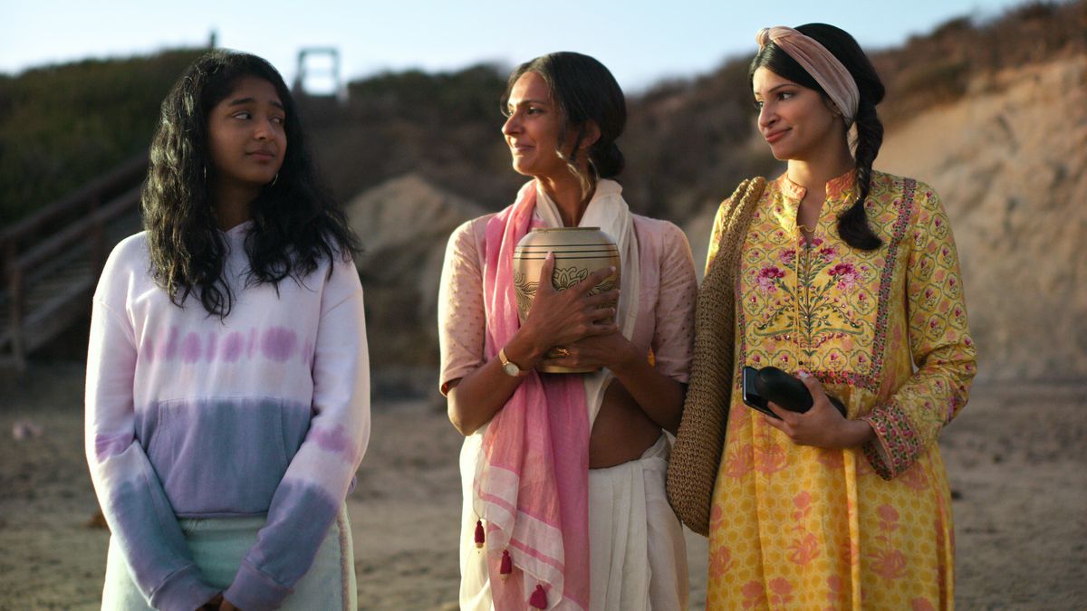 Devi, Nalini et Kamala se tiennent sur la plage, tenant les cendres de Mohan. 