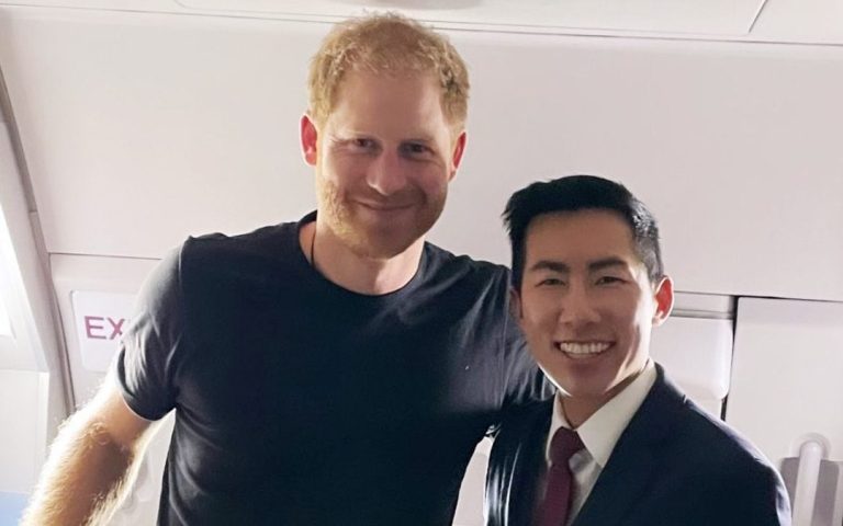 Le prince Harry offre un cadeau de rechange à l’hôtesse de l’air