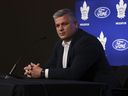 L'entraîneur-chef des Maple Leafs, Sheldon Keefe, prend la parole sur le podium à Toronto le lundi 15 mai 2023. 