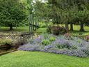 L'aqueduc, un magnifique élément aquatique conçu par Eric Fleury et Patterson Webster dans les jardins de Glen Villa.