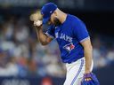 Anthony Bass des Blue Jays de Toronto lance la neuvième manche de leur match contre les Brewers de Milwaukee au Rogers Centre le 31 mai 2023 à Toronto.