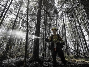 le pompier Kalen MacMullin de Sydney, N.-É. travaille sur un incendie dans le comté de Shelburne, N.-É.