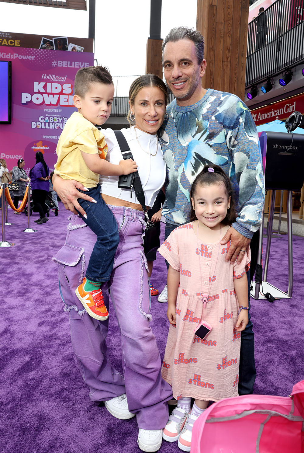 Sebastian Maniscalco (R) et invités assistent à The Hollywood Reporter Kids !  Power Celebration le 10 juin 2023 à Westfield Century City à Los Angeles, Californie.