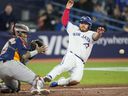 Alejandro Kirk des Blue Jays est au marbre contre Martin Maldonado des Astros de Houston lors de la cinquième manche au Rogers Center le jeudi 8 juin 2023 à Toronto.