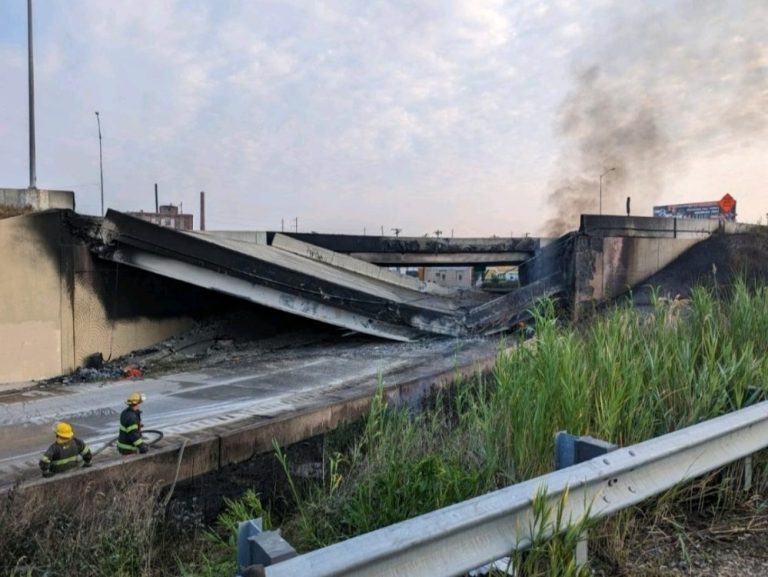 Une section surélevée de l’autoroute Interstate 95 s’effondre à Philadelphie