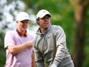 Rory McIlroy, d'Irlande du Nord, regarde après avoir frappé son premier coup au 16e trou lors du deuxième tour de l'Omnium canadien RBC au Oakdale Golf and Country Club, le vendredi 9 juin 2023 à Toronto.