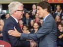 Frank Blome, PDG de PowerCo., la filiale de fabrication de batteries de VW, accueille le premier ministre Justin Trudeau le vendredi 21 avril lors de l'annonce officielle de la nouvelle usine de St. Thomas.