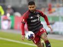 Lorenzo Insigne, du Toronto FC, fait avancer le ballon lors du quart de finale du Championnat canadien de soccer contre le CF Montréal à Toronto, le mardi 9 mai 2023.