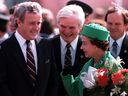 La reine Elizabeth II a été accueillie par le premier ministre Brian Mulroney et la gouverneure générale Jeanne Sauve à Moncton, au Nouveau-Brunswick, après son arrivée pour une visite de deux semaines au Canada, le 24 septembre 1984