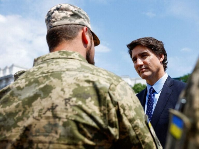 Le Canada enverra plus d’armes à l’Ukraine, dit Trudeau lors d’un voyage surprise à Kiev