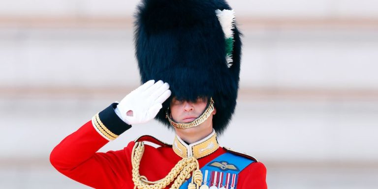 Pourquoi le prince William a changé son uniforme pour Trooping the Colour ce week-end