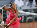 La Canadienne Leylah Fernandez regarde le ballon alors qu'il joue un tir contre la Danoise Clara Tauson lors de leur deuxième tour du tournoi de tennis de l'Open de France au stade Roland Garros à Paris, le mercredi 31 mai 2023. Deux Canadiens -- Fernandez et Bianca Andreescu - - qui n'a pas réussi à faire de grosses courses en simple à Roland-Garros fait du bruit en double.