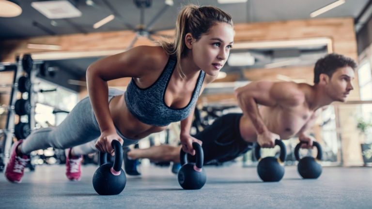 Cet entraînement abdominal en 3 mouvements avec kettlebell sculpte votre tronc en moins de 20 minutes