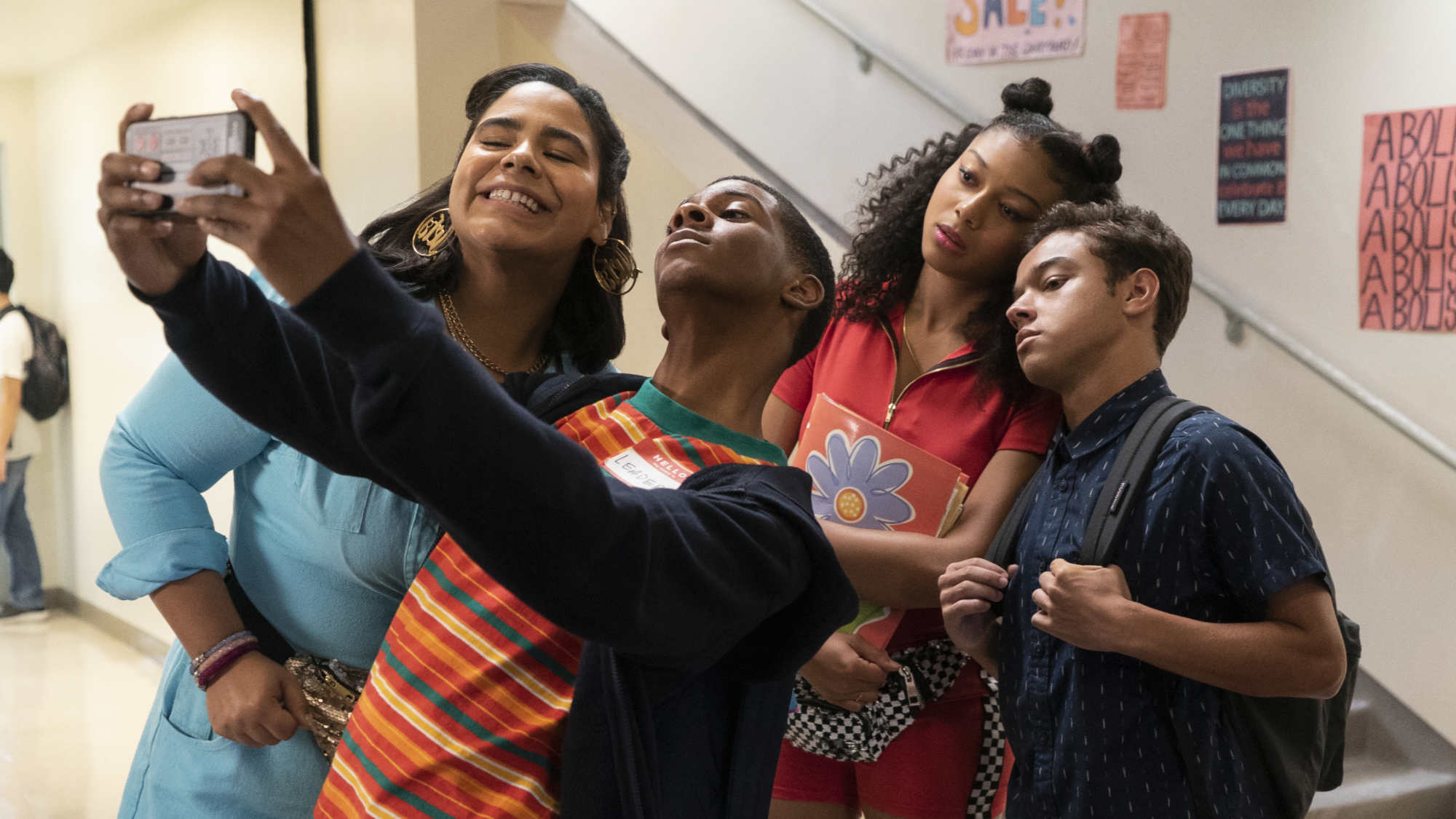 (L à R) Jessica Marie Garcia comme Jasmine, Brett Gray comme Jamal, Sierra Capri comme Monse et Jason Genao comme Ruby dans l'épisode 2 de On My Block.