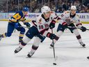 L'attaquant des Regina Pats Connor Bedard (98) patine avec la rondelle lors de la deuxième période de l'action de hockey des séries éliminatoires de la WHL contre les Blades de Saskatoon à Saskatoon, en Saskatchewan, le vendredi 31 mars 2023.