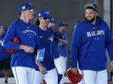 Le lanceur partant des Blue Jays de Toronto Alek Manoah (à droite) marche avec Chris Bassitt.