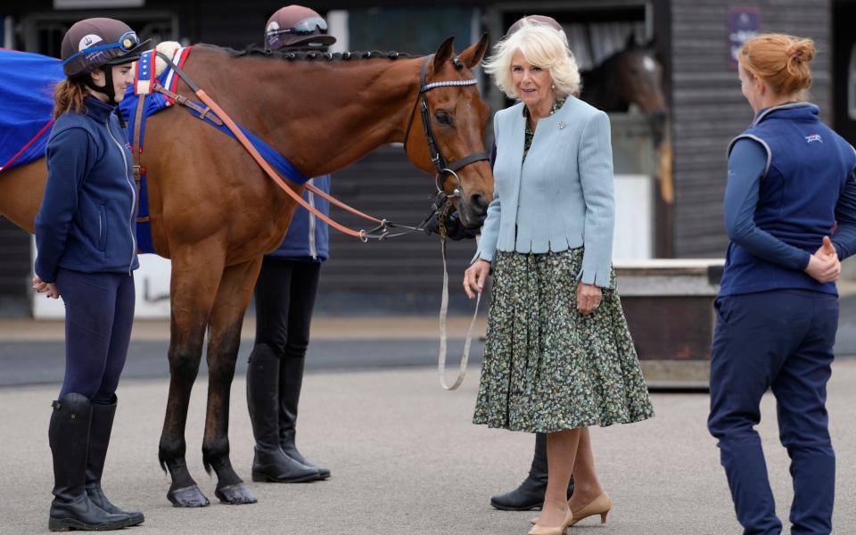 Dans une veste à bords festonnés à la British Racing School de Newmarket plus tôt ce mois-ci - Kirsty Wigglesworth