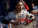 Carlos Correa des Twins du Minnesota porte le gilet de pêche Land of 10,000 Rakes de l'équipe pour célébrer son grand chelem lors de la huitième manche de leur match de la MLB contre les Blue Jays de Toronto au Rogers Centre le 10 juin 2023 à Toronto.